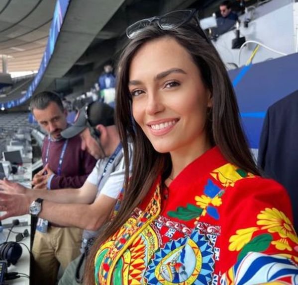 با اوا موراتی Eva Murati مجری زیبای فینال لیگ قهرمانان اروپا بیشتر آشنا بشید (+عکس)