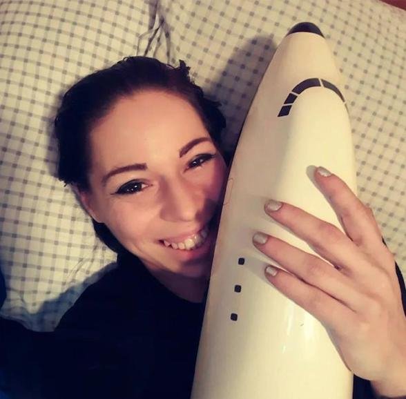 دختر 28 ساله با هواپیما اسباب بازی خود ازدواج کرد!! (+عکس)